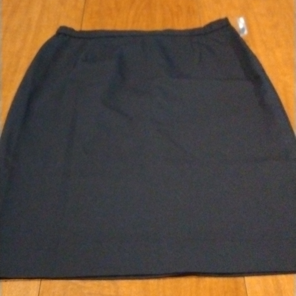 𝅺Navy blue knee lenght skirt size 16 from Avon.